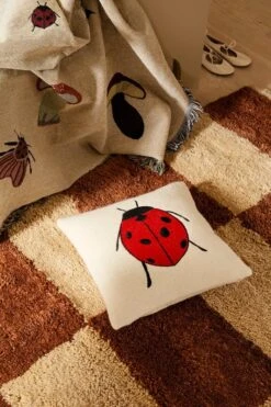 Ferm LIVING Forest Wandteppich-Decke, Sand -Innendekorationen 001 fermLIVING AW21 MaraKnottedRug ForestEmbroideredCushionLadybird ForestTapestryBlanket image