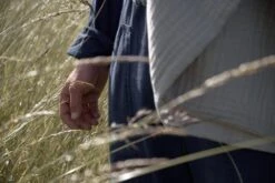 The Organic Company 6-lagige Weiche Decke, Steingrau -Innendekorationen 6Layer Soft Blanket Stone Lifestyle 01