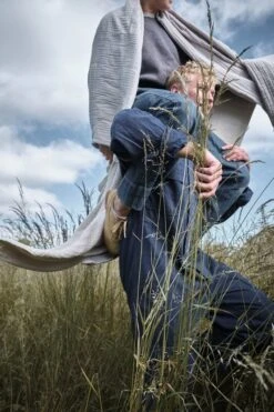 The Organic Company 6-lagige Weiche Decke, Steingrau -Innendekorationen 6Layer Soft Blanket Stone Lifestyle 05