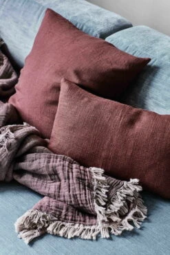 &Tradition Collect SC33 Decke, 260 X 260 Cm, Cloud – Bordeauxrot -Innendekorationen ATD lifestyle 2020 Tradition Collect Heavy Linen Cushion SC28 Linen Cushion SC28 Cotton Throw SC33 Linen Bedspread SC31 web 1333x2000 1