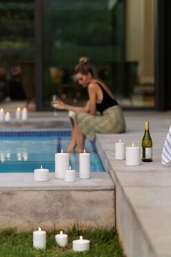 Outdoor LED-Stumpenkerze, 7,8 X 7,8 cm, Weiß -Innendekorationen All Outdoor Candles Outside by a Pool large