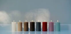 LED-Stumpenkerze, 7,8 X 15 cm, Rustikale Textur, Rot -Innendekorationen Assorted coloured Pillar candles on counter top large