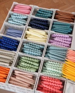 Hay Spiralkerzen, 6 Stück, Orange - Hellblau - Hellgrau 7 Hay Spiralkerzen, 6 Stück, Orange - Hellblau - Hellgrau -Innendekorationen Candle Spiral Candle Twist Candle Conical 01 1