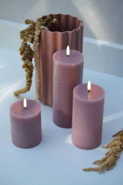 LED-Stumpenkerze, 7,8 X 15 cm, Rustikale Textur, Blassrosa -Innendekorationen Dusty rose assorted pillar candles with pink vase large