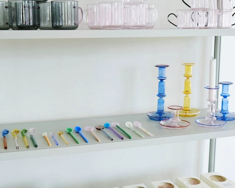 Hay Flare Kerzenhalter, Mittel, Hellblau Mit Rotem Rand 5 Hay Flare Kerzenhalter, Mittel, Hellblau Mit Rotem Rand – Bild 3