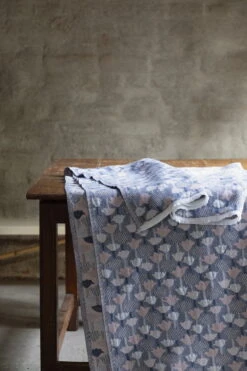 Tulppaani Decke, 130 X 240 Cm, Rosa – Blau -Innendekorationen Lapuan Kankurit TULPPAANI rosa