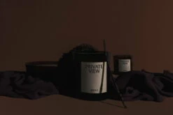 Menu Olfacte Duftkerze, 235 G, Private View 11 Menu Olfacte Duftkerze, 235 G, Private View -Innendekorationen MENU MENU The Olfacte Scented Candle Private View 3