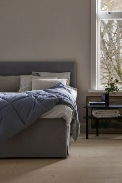 Moona Bettüberwurf Für Doppelbett,260 X 260 cm, Nebelblau - Damp 7 Moona Bettüberwurf Für Doppelbett,260 X 260 cm, Nebelblau - Damp -Innendekorationen Matri Basic Quilted Moona fog blue Front 0256 lr