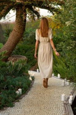 Outdoor LED-Stumpenkerze, 7,8 X 7,8 cm, Weiß -Innendekorationen Outdoor Candles lady walking on path large