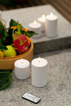 Outdoor LED-Stumpenkerze, 7,8 X 12,8 cm, Weiß -Innendekorationen Outdoor Candles remote fruit on stone table large