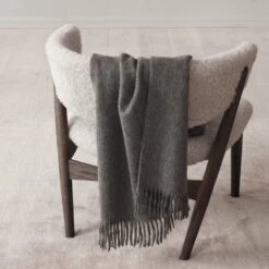 Alpaca Decke, Hellgrau -Innendekorationen Sibast Alpaca Plaid Light Grey with Sibast No 7 lounge chair sheepskin 1000x1000