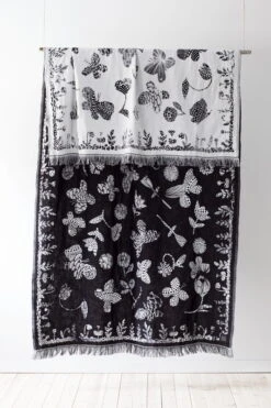 Aamos Decke, Weiß – Schwarz -Innendekorationen aamos blanket by heini riitahuhta