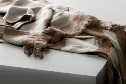 Oras Decke, 140 x 190 cm, Brown Sugar – Natur -Innendekorationen anno 01 SS21 oras throw linen brown sugar natural hires