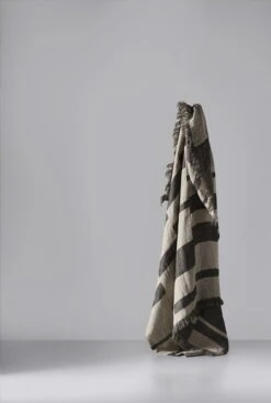 Oras Decke, 140 x 190 Cm, Schwarz – Natur -Innendekorationen anno SS21 oras throw linen black natural hires