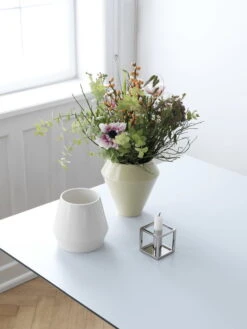 By Lassen Kerzenhalter Kubus 1, Vernickelt -Innendekorationen byLassen Rimm Vase Dusty Yellow White Kubus 1 Nickel Lifestyle High Res