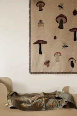 Ferm LIVING Forest Wandteppich-Decke, Sand -Innendekorationen fermLIVING AW21 SillJuniorBed ForestTapestryBlanket DouQuiltedBlanketGreenTonal image 2