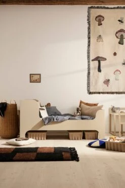 Ferm LIVING Forest Wandteppich-Decke, Sand -Innendekorationen fermLIVING AW21 SillJuniorBed ForestTapestryBlanket MaraKnottedRug image