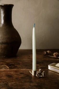 Ferm LIVING Dipped Kerze, 8 Stück, 1,2 cm, Salbeigrün -Innendekorationen fermLIVING ForestCandleHolder Brass VS