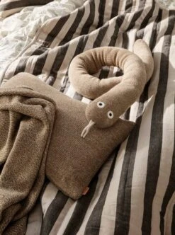 Ferm LIVING Grand Steppdecke, Sand - Schwarz -Innendekorationen fermLIVING RoyMerinoWoolSnake image