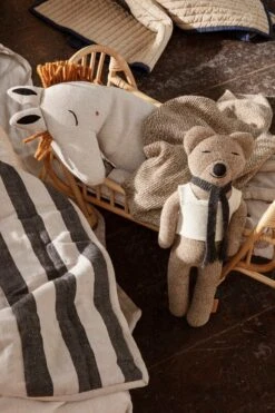Ferm LIVING Grand Steppdecke, Sand - Schwarz -Innendekorationen fermLIVING RoyMerinoWoolTeddy image