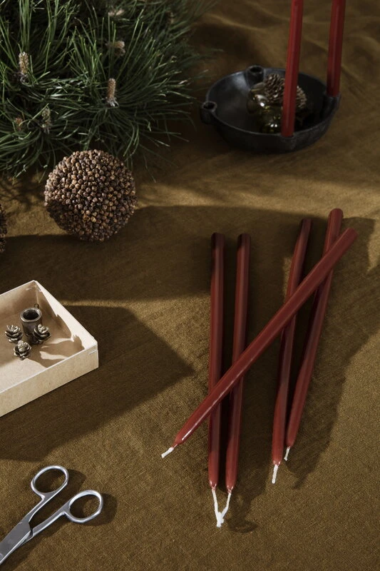 Ferm LIVING Spike Kerzen, Dünn, 8er-Set, Rostrot 4 Ferm LIVING Spike Kerzen, Dünn, 8er-Set, Rostrot – Bild 2