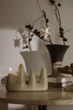 Ferm LIVING Stala Kerze, Sandbeige -Innendekorationen fermLIVING XMAS22 StalaCandle image 1