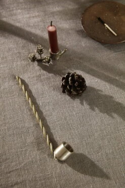 Ferm LIVING Twist Kerzenlöscher, Messing -Innendekorationen fermLIVING XMAS22 TwistCandleSnuffer image 1