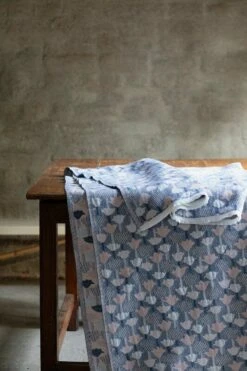 Tulppaani Decke, 130 X 180 Cm, Rosa – Blau 10 Tulppaani Decke, 130 X 180 Cm, Rosa – Blau -Innendekorationen lapuan kankurit tulppaani rosa