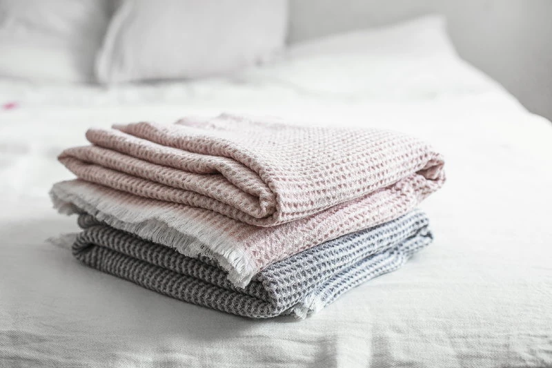 Maija Decke, Weiß/grau 4 Maija Decke, Weiß/grau – Bild 2