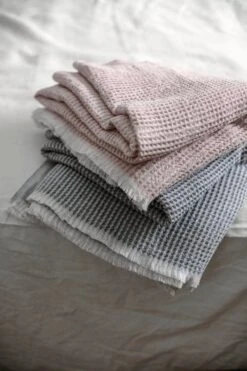 Maija Decke, Weiß/grau 7 Maija Decke, Weiß/grau -Innendekorationen lapuankankurit maija blanket white rose and white grey 2