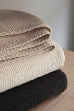 Alma Bettdecke 160 X 260 Cm, Lavagrau 13 Alma Bettdecke 160 X 260 Cm, Lavagrau -Innendekorationen low almapino2 1